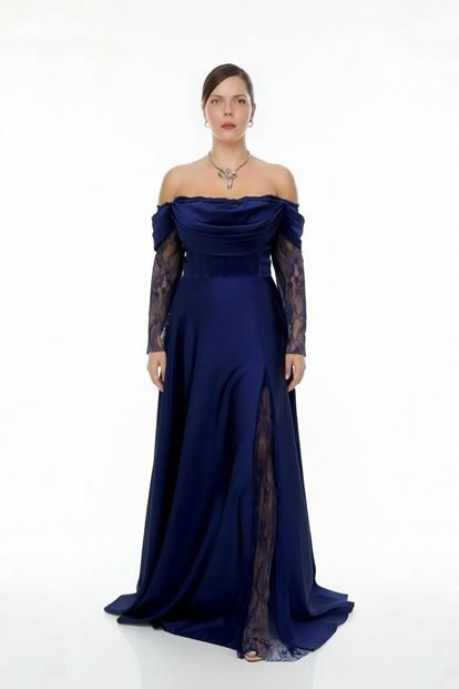 فستان سهرة بمقاسات كبيرة من الساتان الأزرق الداكن بتصميم الكورسيه